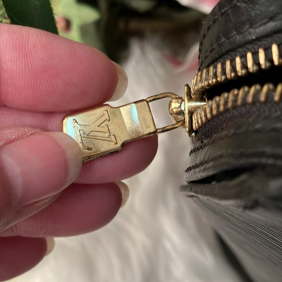 LOUIS VUITTON black Epi Saint Jacques in excellent condition. Authenticated - Picture 10 of 17